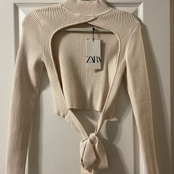 Zara Open Back Long Sleeve - Picture 2 of 2